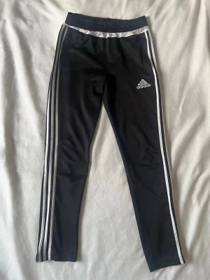 Adidas-byxor - Använt skick, se bilderna🥰 perfekt för träning eller över shorts när det är kallt ute🤩passar mig som har xs
