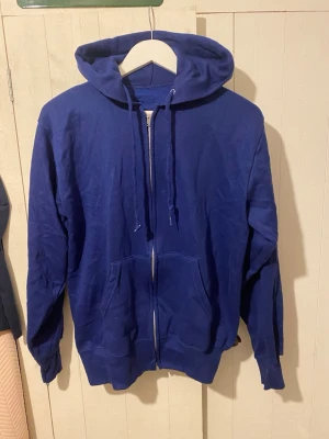 Blå zipp-up hoodie - Säljer en blå zipp-up hoodie i utmärkt skick. Tröjan har ingen storlek eller märke men gissar på att den är en S/M, passar båda herrar och damer