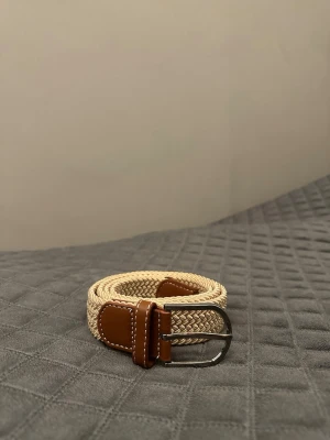 Beige flätad bälte - Tja den är helt nytt längd 105cm och bred 3,5cm från BÄLTGALLERIAN