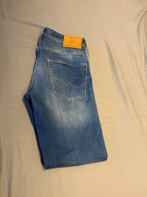 Blå tapered jeans från Jack & Jones - 28 i midjan men sitter som 30. Hör av dig för fler funderingar!!