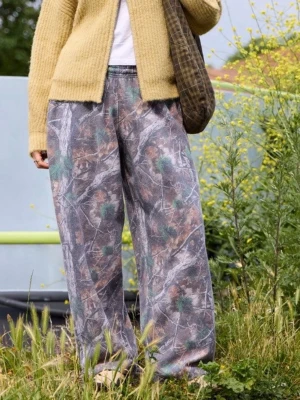 BDG camo joggers - Camo joggers ifrån BDG (Urban Outfitters) I storlek S! Perfekta för en stilren look, träning eller bara myskläder. Har en dragsko i botten som kan användas för att korrigera längd!💕
