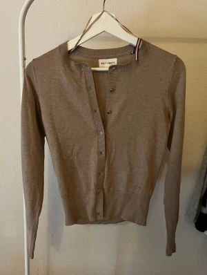 Beige kofta  - Såå fin beige kofta med guldknappar