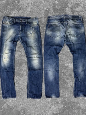Diesel Jeans med slitningar, hål och wash - Unika och trendig! Bar skick, skriv vid fundering🙌😁Mått: A:46 B:75 C:26 D:20 E:18 (cm)
