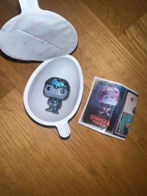 Upside down Dustin Henderson Funko Pop Kinder Joy - Mini Dustin Henderson i Upside down Funko Pop Kinder Joy Collection Limited edition