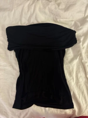 Off shoulder topp - Svart Off shoulder topp!! Använd ett fåtal gånger🥰I storlek M men passar även S❤️