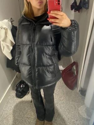  H&M Vinterjacka - Vinterjacka från hm som inte går få ta på längre. Helt i nytt skick säljer då jag har för många😅
