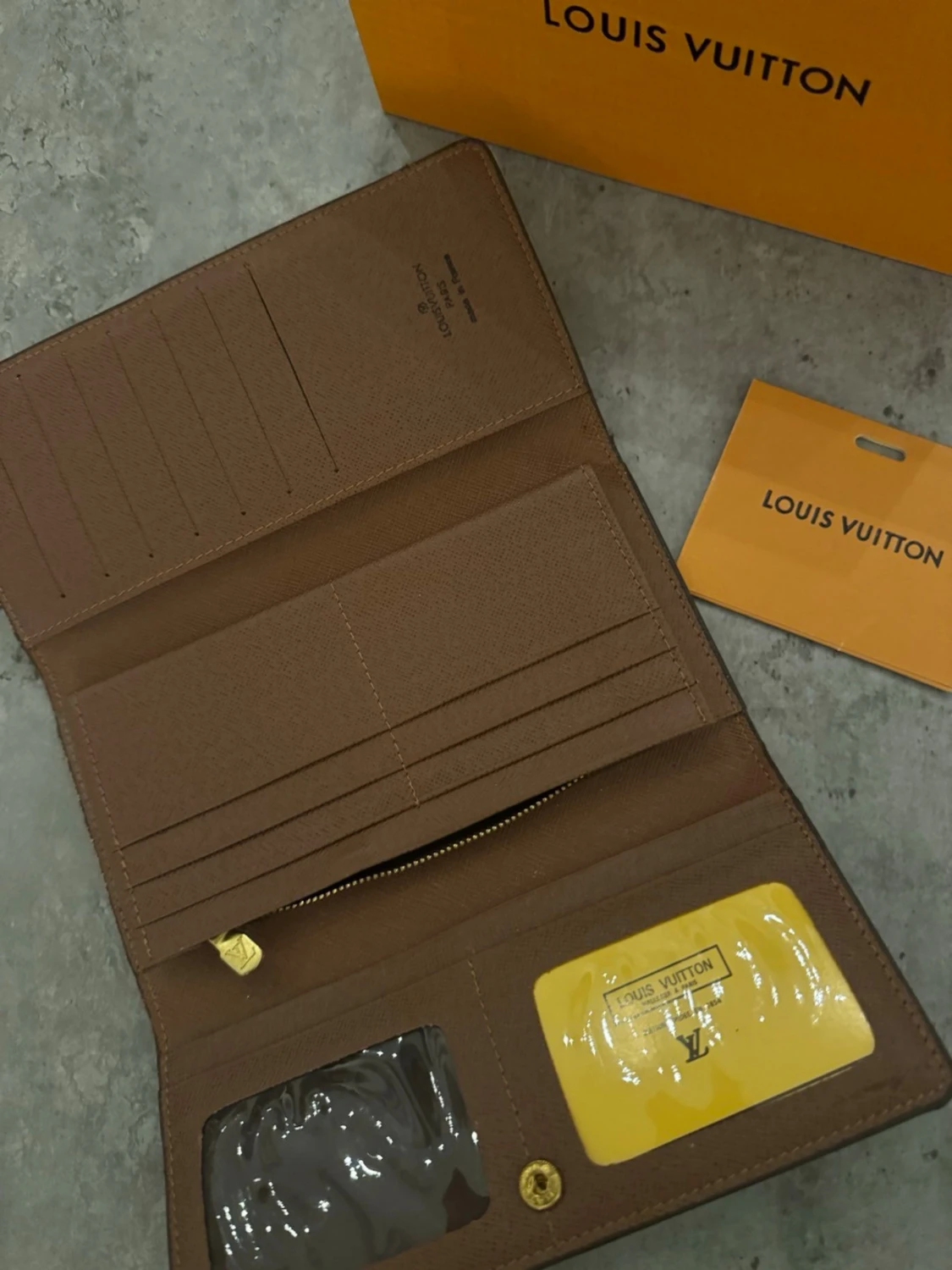 Women plånbok från ett poplulärt märke  - 1