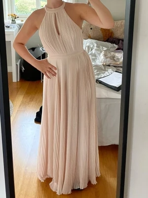 Rosa balklänning - Säljer denna superfina ljusrosa balklänning! Den är oanvänd och i superfint skick! 