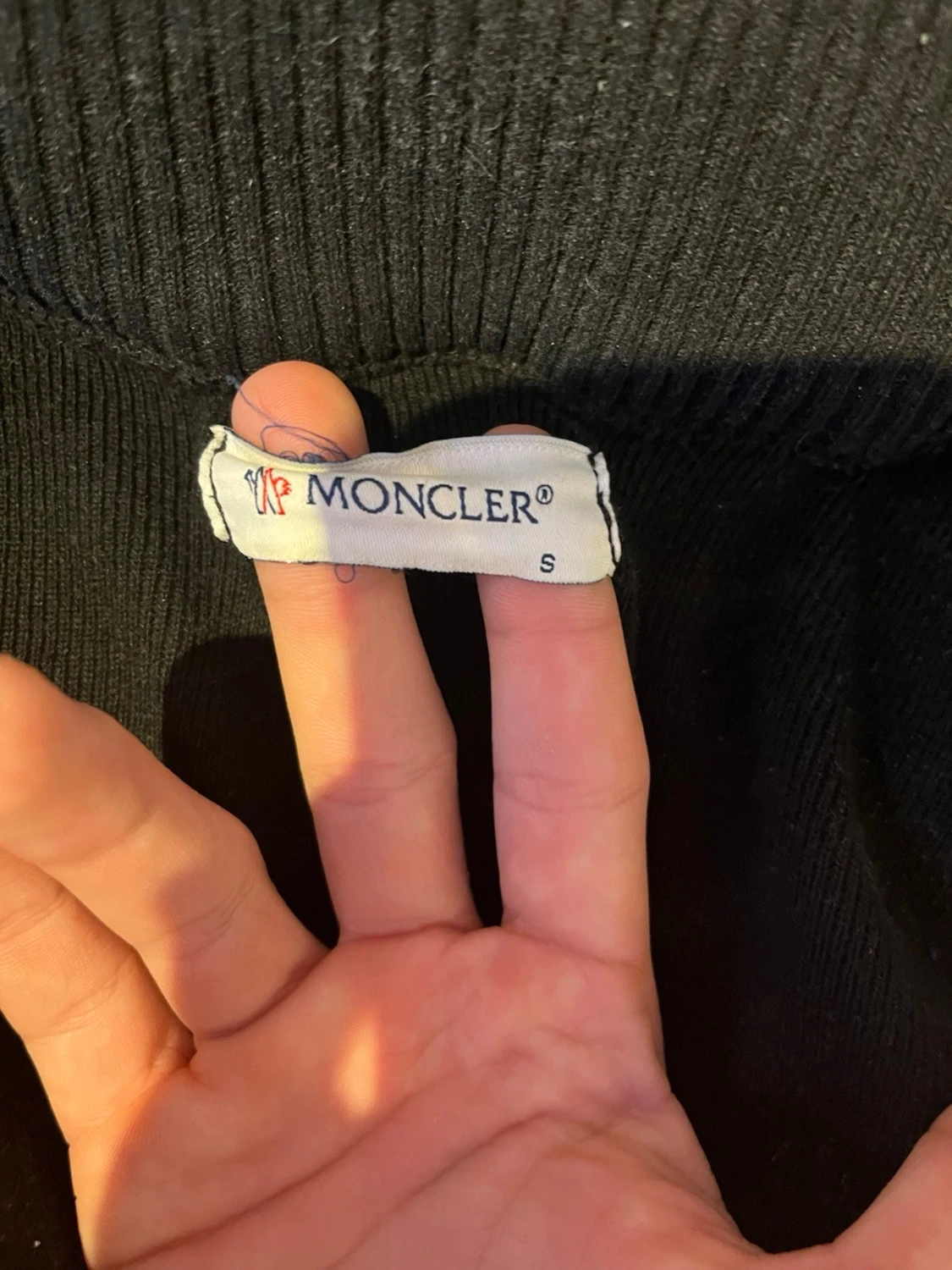 Svart pufferjacka från Moncler - 4