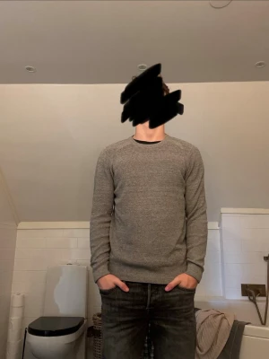 Grå stickad tröja Dressmann M - Tja! Nu säljer jag denna stilrena lite mer chill vibes tröjan från dressman i storlek M. Som sagt så passar den till en lite mer avslappnad stil men kan också påverka positivt till lite mer stiliga outfits. Om ni har några funderingar så är det bara att skriva