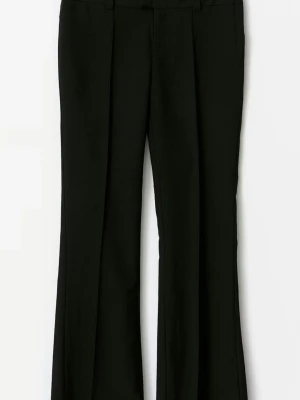 Oanvända lågmidjade kostymbyxor   - Tja säljer ett par svarta kostymbyxor med bootcut-snitt. Byxorna är lågmidjade och najs material. Likar bikboks kostymbyxor men med ett skönare material. Säljer pågrund av att dom inte passar mig därav oanvända så kände det var på tiden att ge dom ett nytt hem, hör av dig vid frågor 💕💕