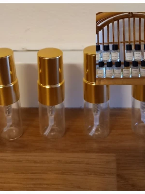 Essnce splitpaket  - 4 stycken 2 ml glasdekanter med spray ✨️Välj bland dofterna som finns på listor bland bilderna, tryck på bilderna för att se all text 