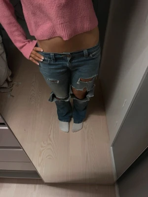Coola jeans - Coola jeans med hål. Är ca 165 lång. Köpta här på plick för 550kr. Kom privat för fler bilder eller frågor!!❤️
