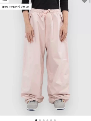 SÖKER  - Söker ett par beyond medals park pant i färgen rosa, strl S!🎀🎀💕💕💕 är villig att betala typ vad som helst