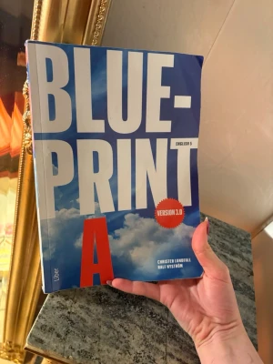 Blueprint A Engelska 5 Version 3.0 - Blueprint A Engelska 5 är en modern kursbok för dig som vill utveckla din engelska på gymnasienivå. Perfekt för unga som vill förbättra sina språkkunskaper och klara kursen Engelska 5. Version 3.0 erbjuder aktuellt innehåll och inspirerande övningar.