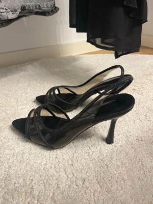 Svarta klackskor  - Säljer ett par svarta klackar, jätte fina i bra skick, säljer då dom är lite för små❤️