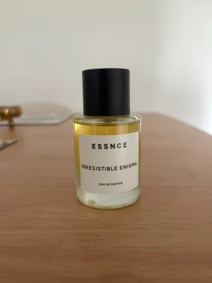 Essnce Irresistible Enigma parfym - Säljer denna parfym från essnce, knappt använd.