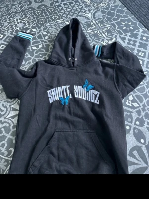 Svart Sainte Youngz set byxor och hoodie - Knappt använd. Kan köpas separat 