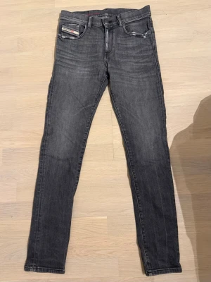 Svarta diesel jeans - Säljer ett par svart/gråa jeans från diesel. Nypris ligger på 1600kr och de är i storlek W28/L32