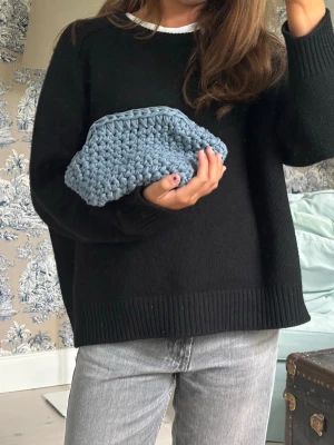 Handgjord virkad kuvertväska - INTRESSEKOLL ✨ Handvirkade clutch bags – unika & handmade 🧶återvunnet garn!🌿  • Hade du varit intresserad? • Vilka färger vill du se? • Vad är ett rimligt pris för dig?                     Skicka DM 💬🤍 