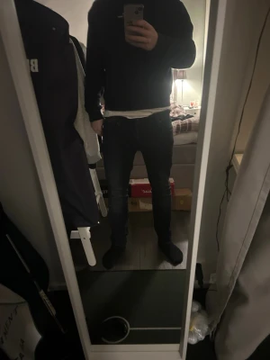 Mörkblå Slim Glenn jeans storlek 30/30 - Slim Glenn jeans från Jack & Jones i mörkblå tvätt, slim fit och klassisk femficksdesign. Snyggt smal passform med normal midja och diskreta slitningar. Perfekta om du gillar en modern och stilren look. Materialet är mjukt jeans-tyg i bomull med lite stretch. Byten är intressant och priset kan diskuteras.