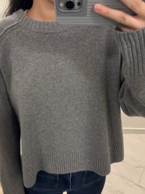 Stickad tröja - Jättesnygg och skön stickad tröja från Arket i 100% ull🥰Storlek M är i nyskick😍Nypris är 700kr❤️