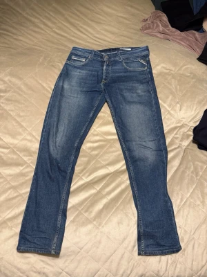 Blå Replay jeans Grover 31/32 (30-31) - Säljer ett par klassiska blå jeans från Replay i rak modell.  Jeansen är upplagda 1 storlek i både midjan och längden. Så passar 30-31