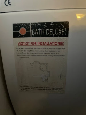 Vit hörnbadkar med massagejets - Säljer ett stilrent vitt hörnbadkar från Bath Deluxe med inbyggda massagejets och två svarta nackstöd. Badkaret har modern design med rundade former, kromade vred och blandare. Perfekt för dig som vill ha extra lyx i badrummet.