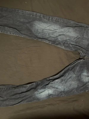 Mörkblå skinny jeans Scotch & Soda - Snygga mörkblå jeans från Scotch & Soda med klassisk femficksdesign och smal passform. Jeansen har diskreta slitningar och kontrastsömmar, vilket ger en cool och avslappnad look. Perfekta för dig som gillar stilrena och moderna jeans.