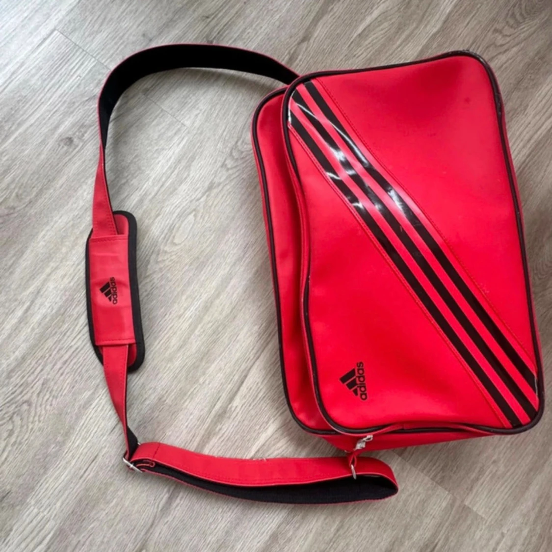 Adidas Enamel Messenger-Sportväska / träningsväska