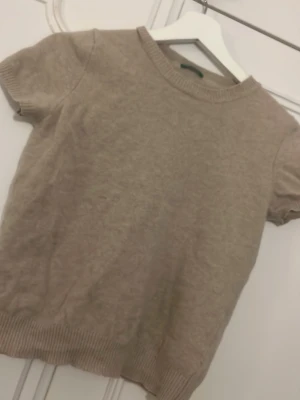 Beige stickad tröja  - Beige stickad tröja storlek xs