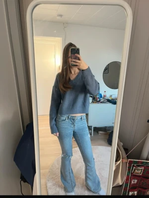 Blå stickad tröja H&M - Säljer en blå stickad tröja från H&M med v-ringning och långa ärmar. Mycket bra skick inga defekter! I storlek S.