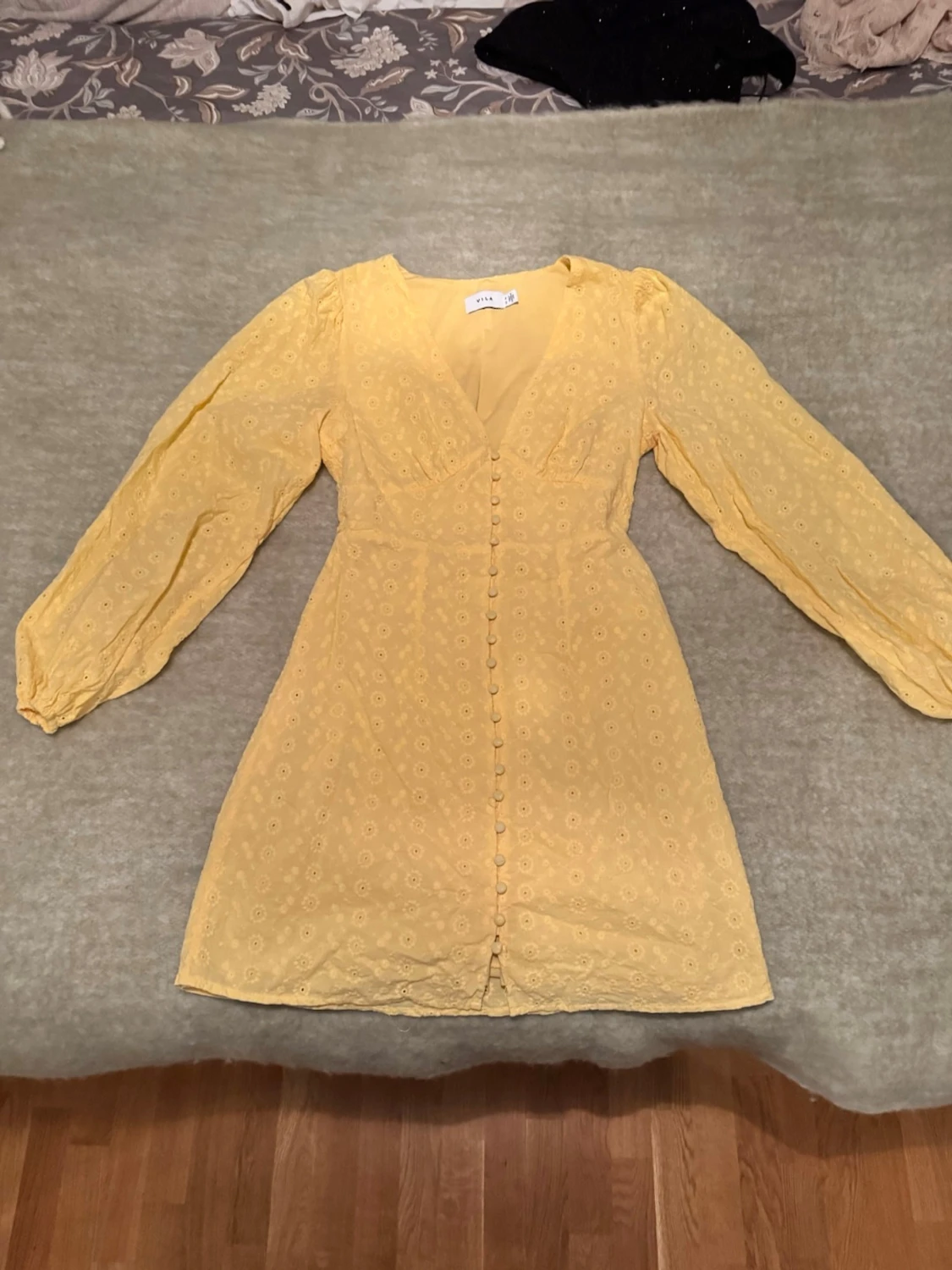 Gul kort klänning från Vila