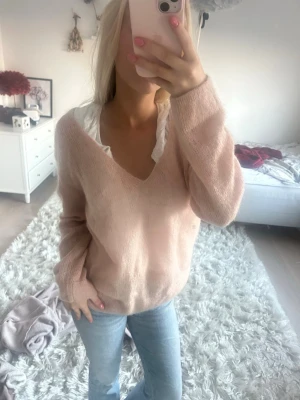 Rosa mohair tröja - Så fin rosa mohair tröja, har ett litet hål framtill men som ni ser syns inte det!