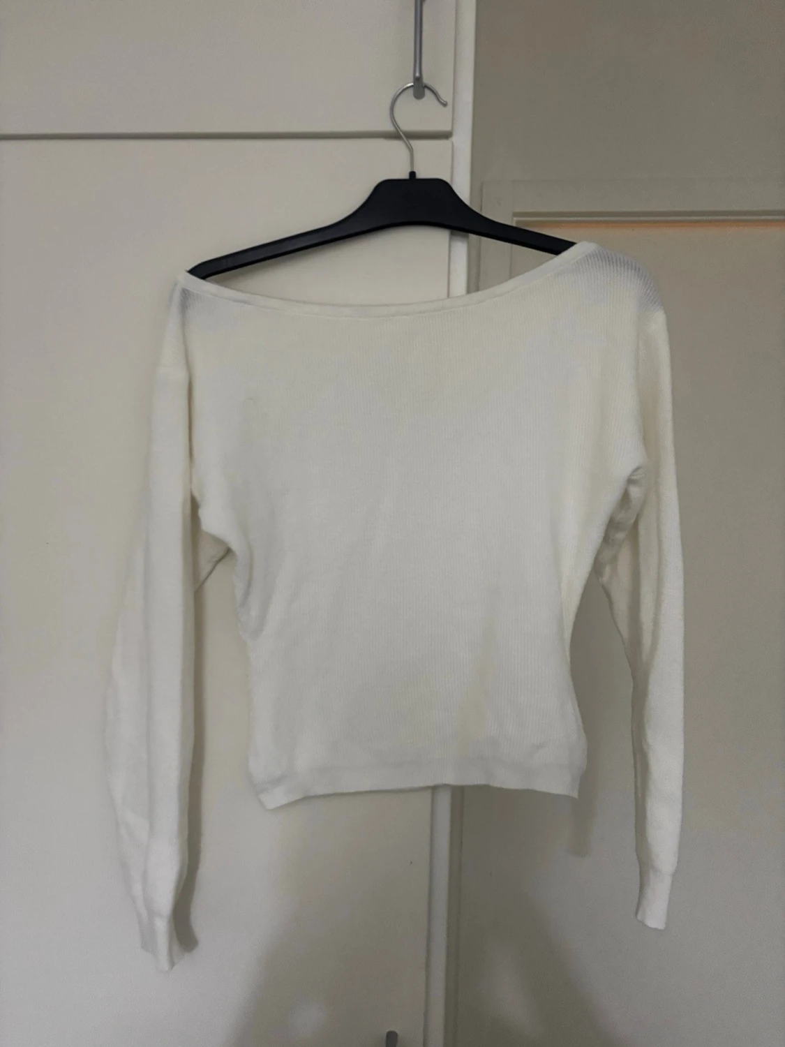 Vit offshoulder stickad tröja