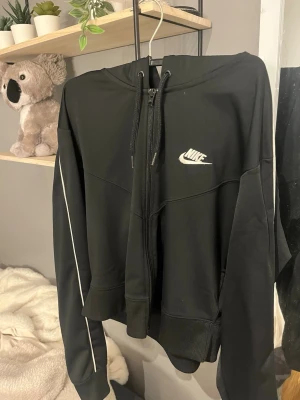 Nike zip hoodie  - Jag säljer min Nike zip hoodie, den är ganska liten i storleken 