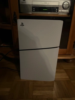 PlayStation 5 - Säljer en PlayStation 5 med tillhörande DualSense-kontroll. Konsolen och kontrollen är i gott skick utan synliga repor eller skador. Perfekt för dig som vill spela de senaste spelen med hög prestanda och snabb laddningstid. Levereras med strömkabel.