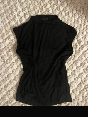 Svart topp från Gina Tricot - Svart topp från Gina tricot, storlek S och aldrig använd!
