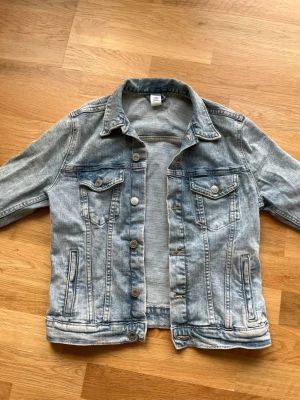 Ljusblå jeansjacka - Ljusblå jeansjacka i strl EUR 38