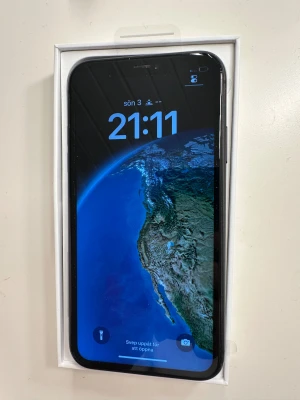 iPhone 11 - Snygg svart iPhone 11 med 6,1" Liquid Retina-skärm och dubbla kameror. Telefonen fungerar och levereras i originalkartong. Baksidan har dock lite sprickor, men skärmen är hel. Perfekt för dig som vill ha en prisvärd iPhone med bra prestanda. Batterihälsan god: 87%. 