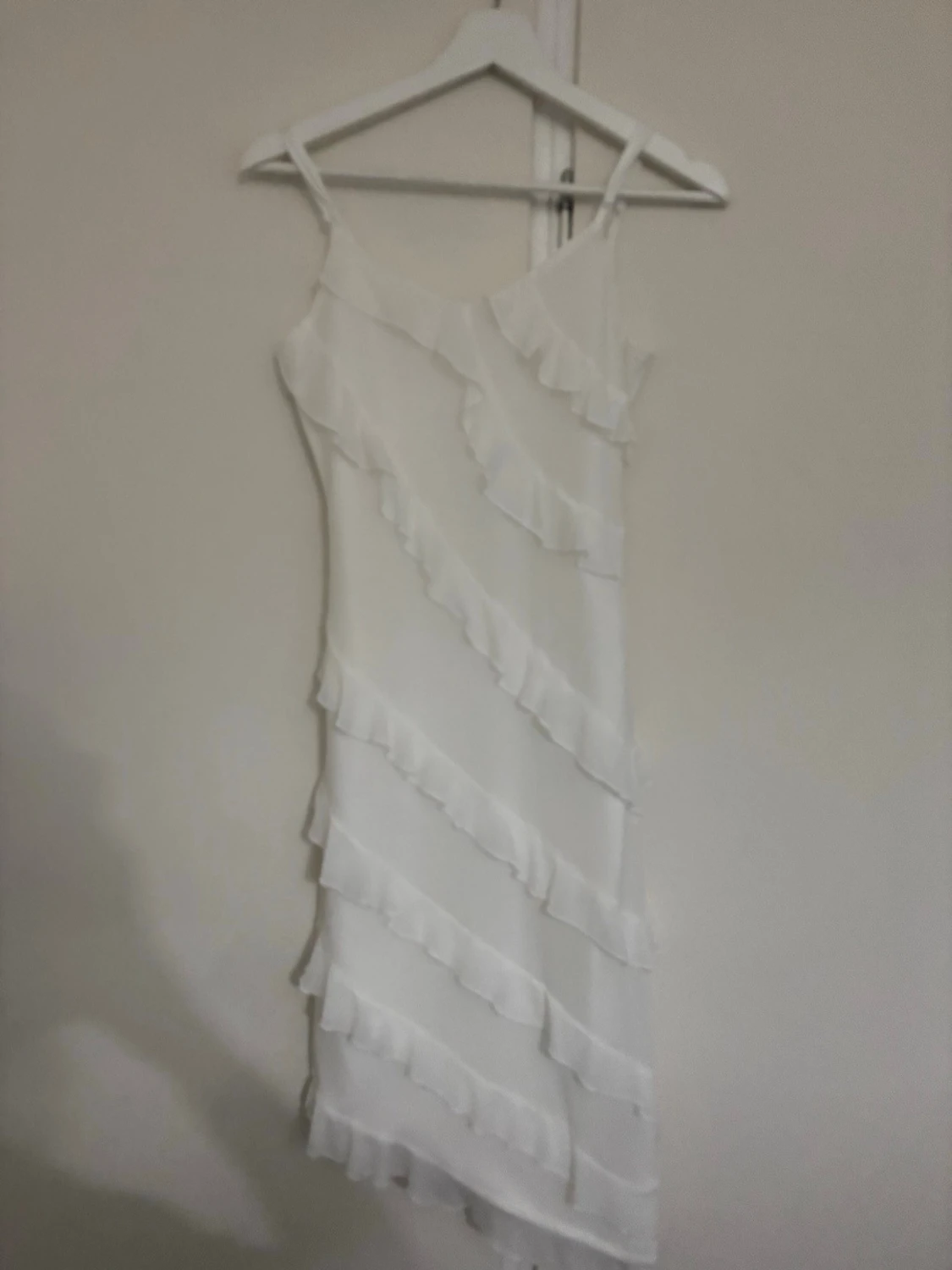 Vit långklänning med volanger