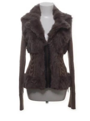 Brun päls- och stickad jacka - Säljer en unik brun jacka med fluffig kaninpäls på krage, axlar och nederkant. Kroppen är stickad med flätmönster och jackan har långa ärmar samt dragkedja framtill. Perfekt för dig som vill ha något extra till höst och vinter.