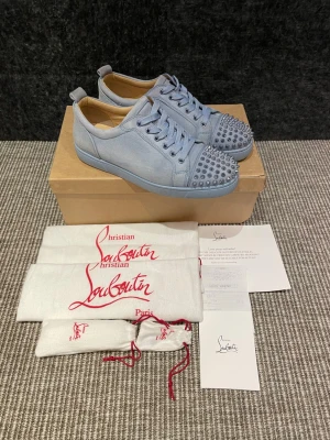 Christian Louboutin skor  - December REA! Hej, säljer nu dessa svin snygga loubs skor. Skorna är i grymt skick! Begränsat antal boxar och dustbag. Hör av dig vid frågor. Kvitto medföljer!