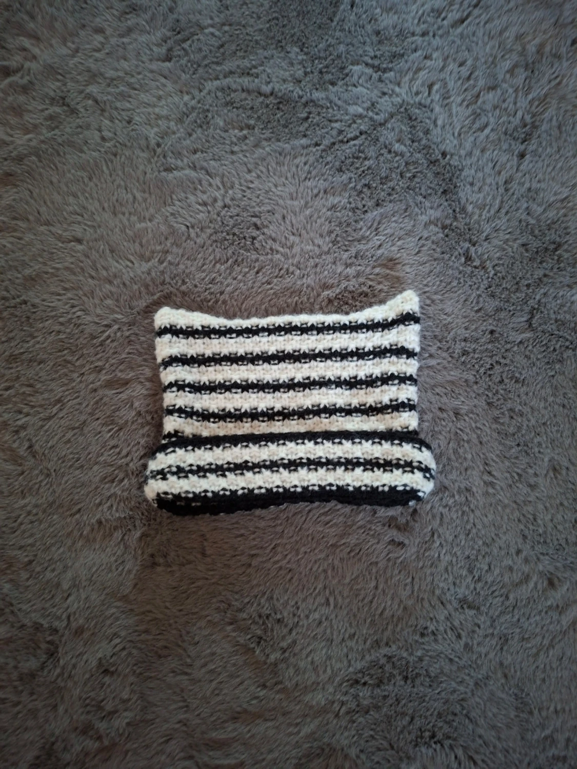 Randig stickad mössa i svart och vitt med kattöron   - 1