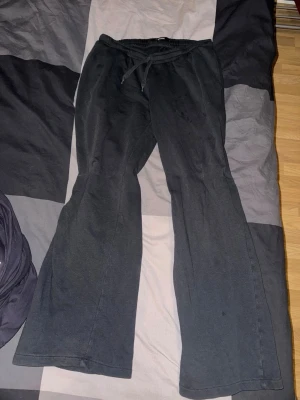 Svarta mjukisbyxor från Bik Bok - Svarta mjukisbyxor från Bik Bok 