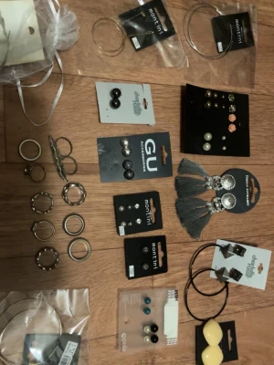 Örhängen + ring paket till salu! - Fina örhängen (alla är oanvända men 4 par av de är helt nya) och 11 ringar till salu, några av ringarna är lite rostiga och jag vet tyvärr inte vilken storlek ringarna är. Vill ni ha fler bilder är det bara att kontakta mig :)   