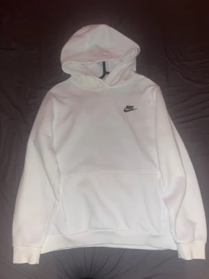 Nike vit hoodie - Nike vit hoodie, bekväm o mjuk . Använda den inte längre.