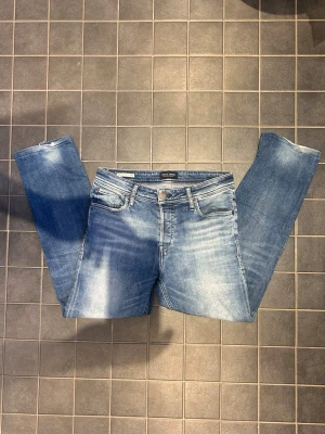 Jack and Jones jeans  - Säljer Jack and Jones jeans i storlek W31 L32 i modellen regular/clark, jeansen är sköna och lite luftiga inte allt för tajta men inte för breda heller. Priset är inte fast utan går att diskutera!