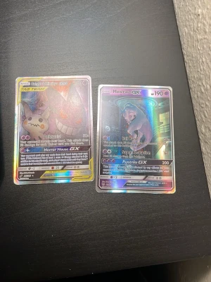 Pokémon kort - Bilden visar två Pokémonkort, ingen väst finns med på bilden.