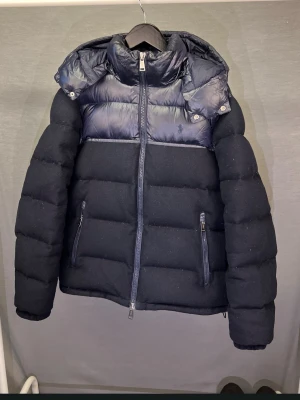 Ralph lauren jacka - Supersnygg raffe jacka! Slutat tillverkas så den är extremt sällsynt och eftertraktad! Size M! Modellen är 179 den är för stor. Passar ca 182-190cm! Skick 9/10! Självklart äkta! Kan gå ner i pris vid snabb och smidig affär! Hör av dig vid minsta fundering! Köp nu går även bra🤩